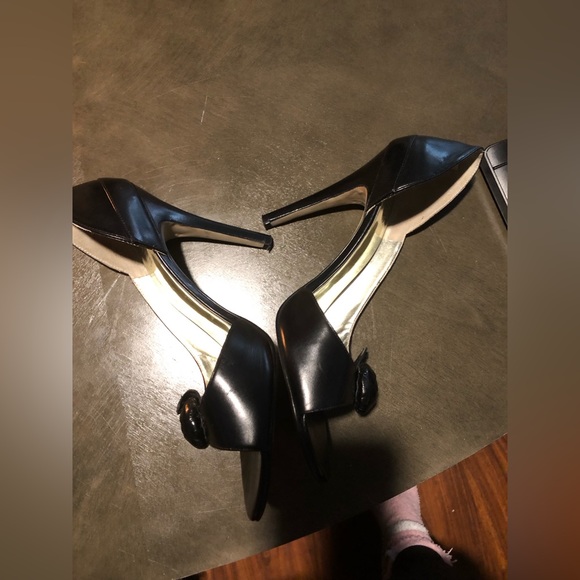 Guess - Picture 4 of 10